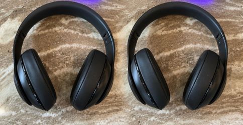 Noise canceling headphones pair
