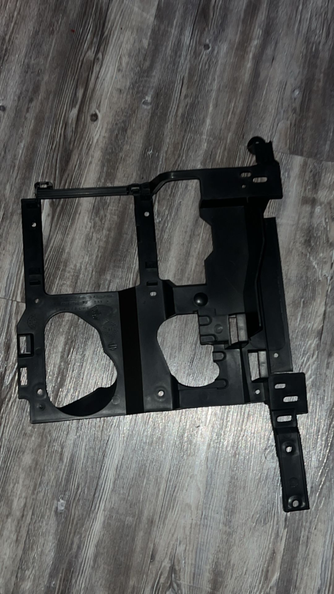 99-06 GMC Sierra 1500 Driver Side Headlight Bracket