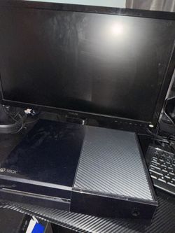Xbox One W Controller And A Monitor