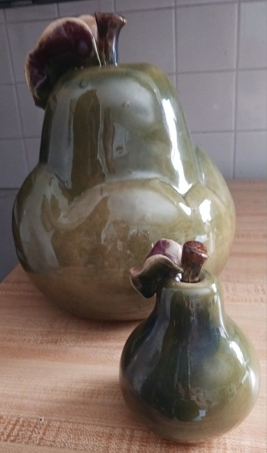 A SET OF CERAMIC PEARS, DIMENSIONS ARE 10 IN. & 5 IN. NO CHIPS, THEY ARE NON-SLIP, PRICE IS FOR BOTH
