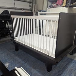 Crib And Mattress That Convertd To Toddler Bed. Good Condition And Has Pieces Included To Adjust Bed. 