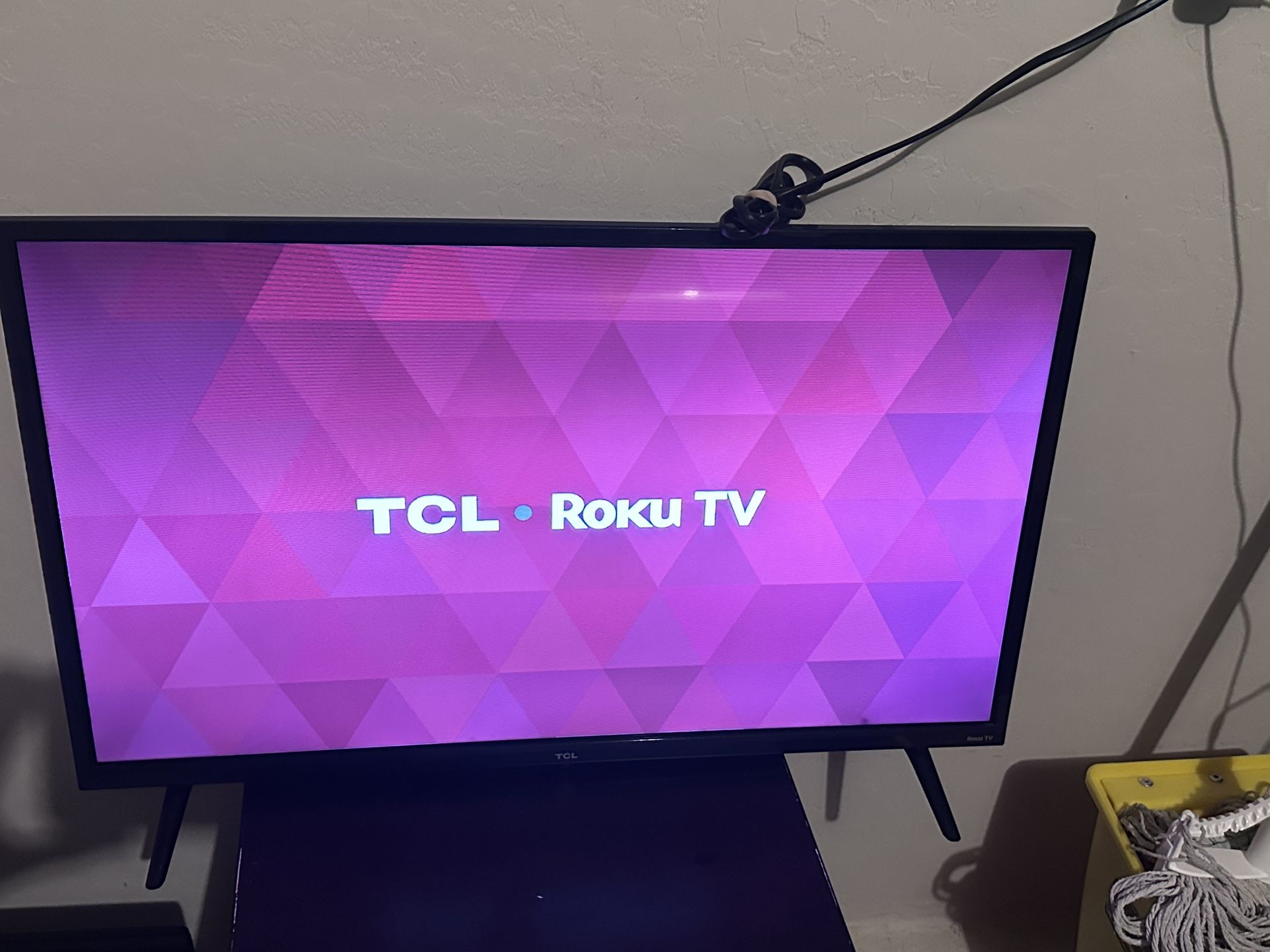 32 Inch TCL Roku Smart TV With Remote