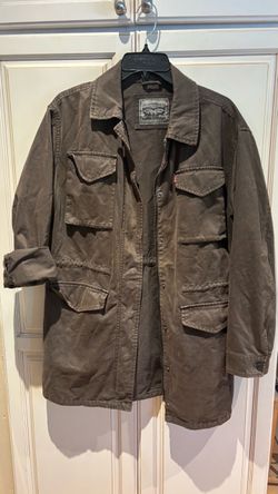 Women’s size 5 Levi’s camo green zipper snap jacket with inner waist cinch