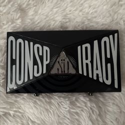 Eye shadow bundle / contour pallets