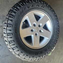 TIRE AND RIMS 265 65 17 JEEP RIMS 17’