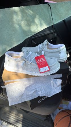 Men’s HeyDudes Size 10 $50