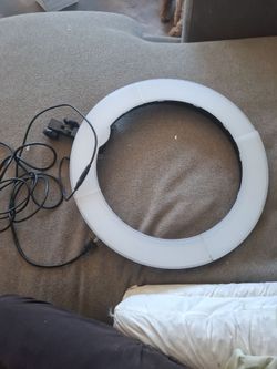 NEEWER 18” LED Ring Light with Carry Bag - Works Great