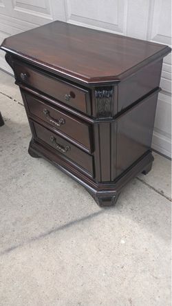 ONE NIGHT STAND WITH 3 DRAWERS / UNO