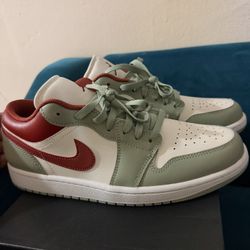 Nike Air Jordan 1 Low en color verde oliva y rojo burdeos.