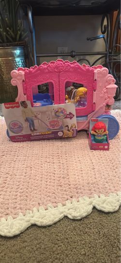 Little People pull along musical carriage with 3 princesses