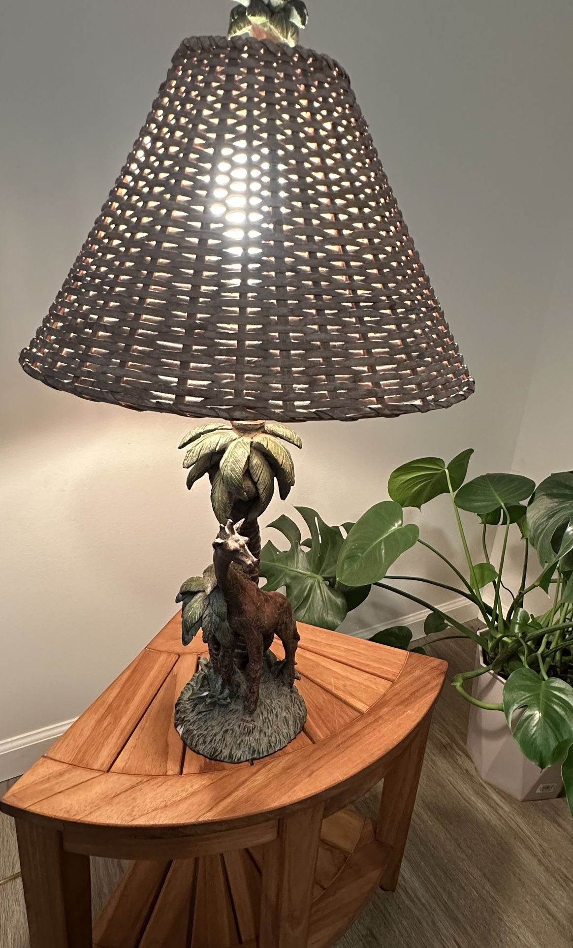Vintage 27” giraffe and palm tree table lamp wicker shade