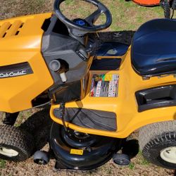 Riding Lawnmower Cub Cadet 42