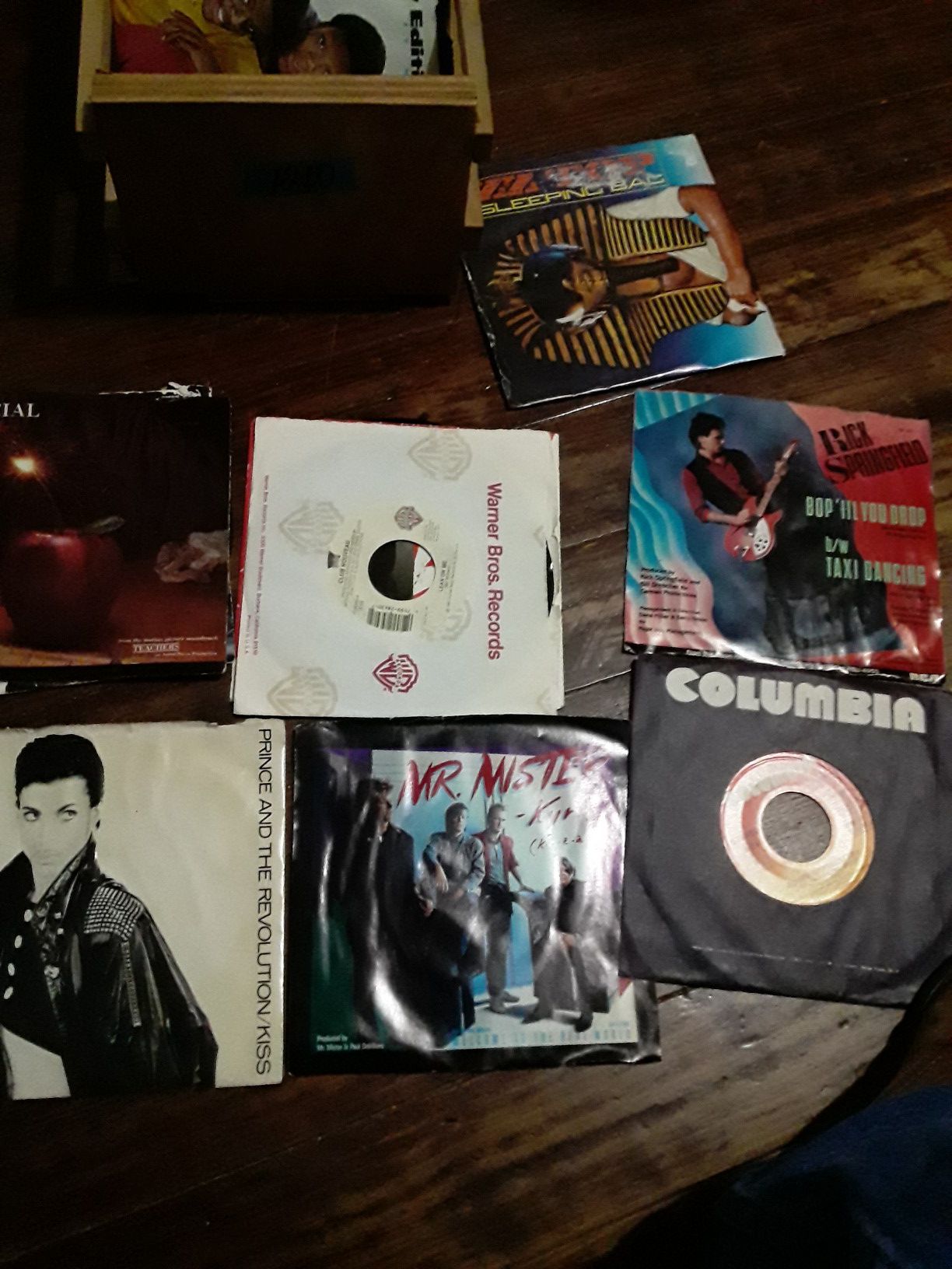 6O VINYL SINGLE RECORDS DIFFERENT ARTISTS
