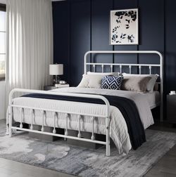 🛏️White Full Vintage Metal Bed Frame – $65