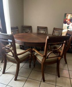 ROUND BEAUTIFUL DINNIG TABLE SET 8 Sitters