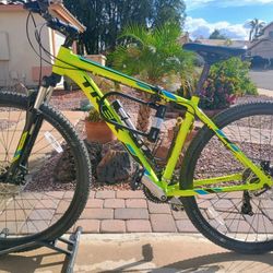 29 Inch Trek Marlin 5 Mountain Bike With Lock
