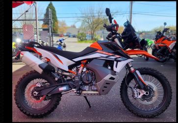 2022 Ktm 890 Adventure……… 1700 Miles