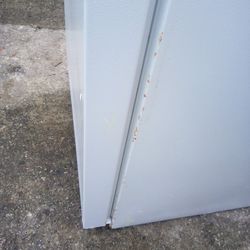 Great Working 22 Cubic Ft Refrigerator With Ice Maker 