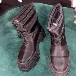 Black Snow Boots Size  8.5
