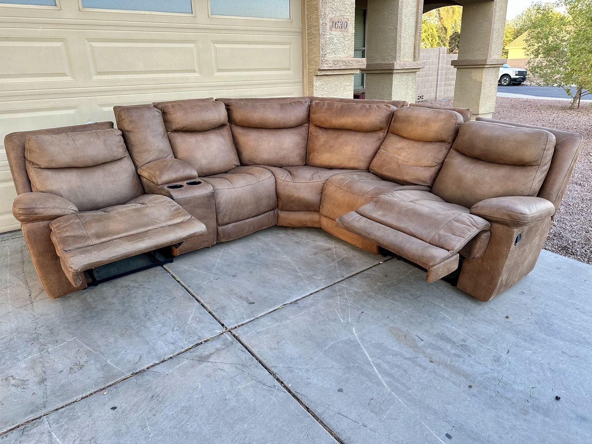 Large Reclining Sectional-FREE DELIVERY 🚚