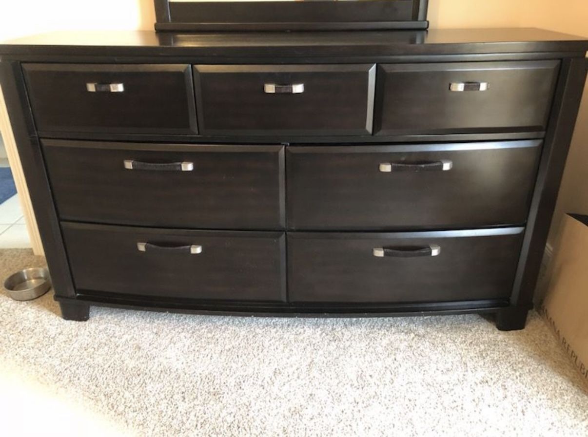 Queen Bedroom Set From Ashley furniture. 