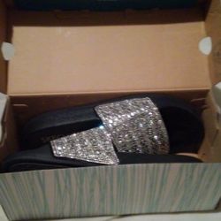 NEW IN BOX WOMAN'S SKETCHERS CALI PLUSH FOAM POP UPS ROCKER GLAM CRYSTAL DIAMOND BLING FLIP FLOP SANDAL SLIDE SHOES