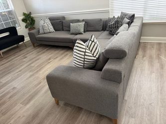 Large Rooms To Go 4 Piece Sectional Sofa with Adjustable Headrests