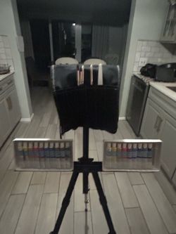 Art easel with pain and paint brush with carrying case