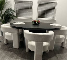Dining table and 4 Chairs