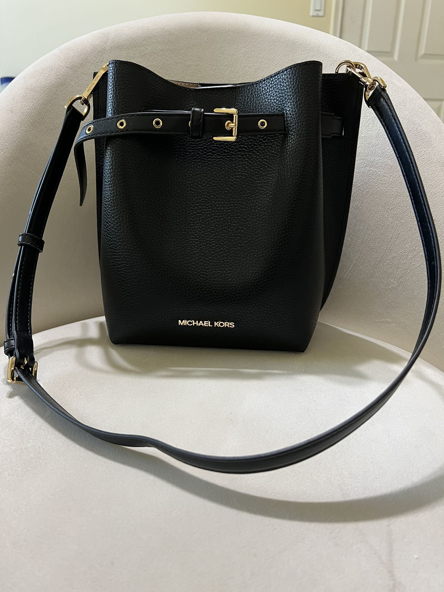 MICHAEL KORS EMILIA SMALL BUCKET CROSSBODY BAG BUCKLE (BLACK LEATHER)