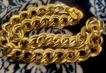 Gold-tone Monet necklace& Taylor Swift bracelet