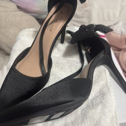Elegant Black Heels With Bow
