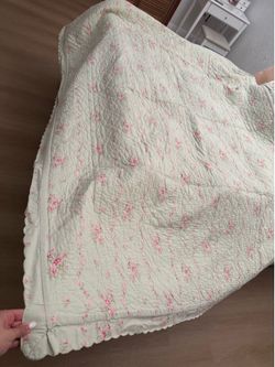 100% cotton bed, cover with two standard pillowcases and accent pillow