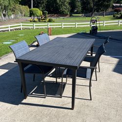Outdooor Table And 4 Chairs 