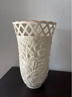 LENOX Vase. NO HOLD