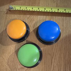 3 push buttons with sounds (batteries included)