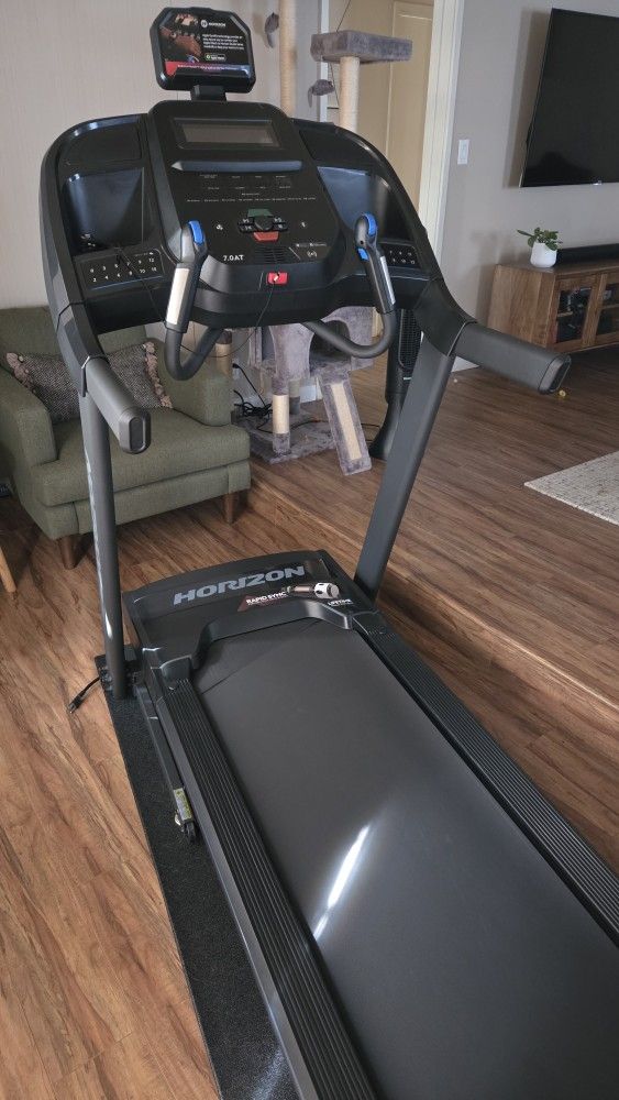 HORIZON 7.0 AT TREADMILL LIKE NEW RETAIL $1099 FOR $400
