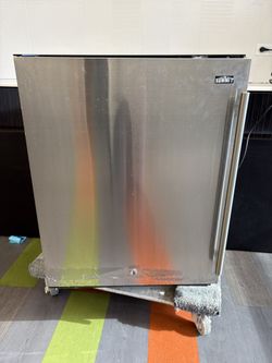 Summit Undercounter Beverage Fridge – Stainless Steel – Excellent Condition