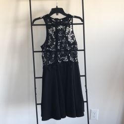 Lacey black dress -L