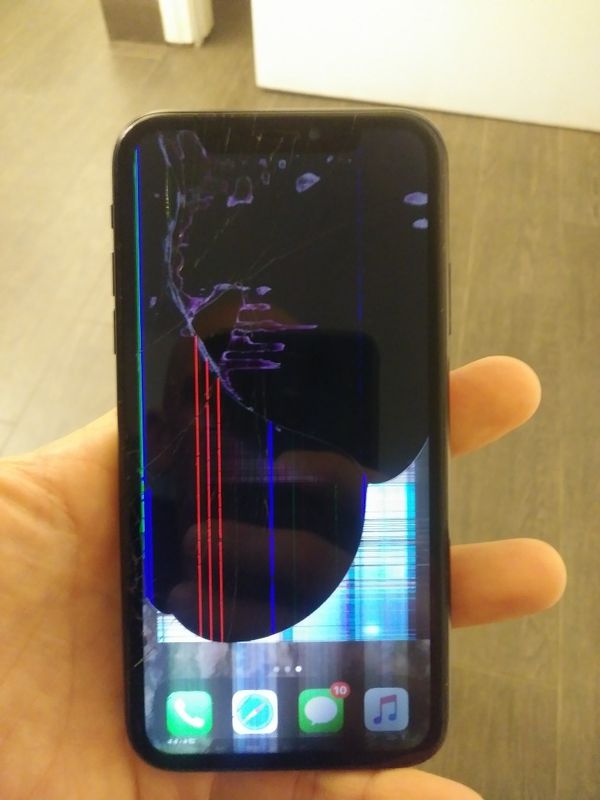 iPhone XR - CRACKED SCREEN! for Sale in San Diego, CA - OfferUp