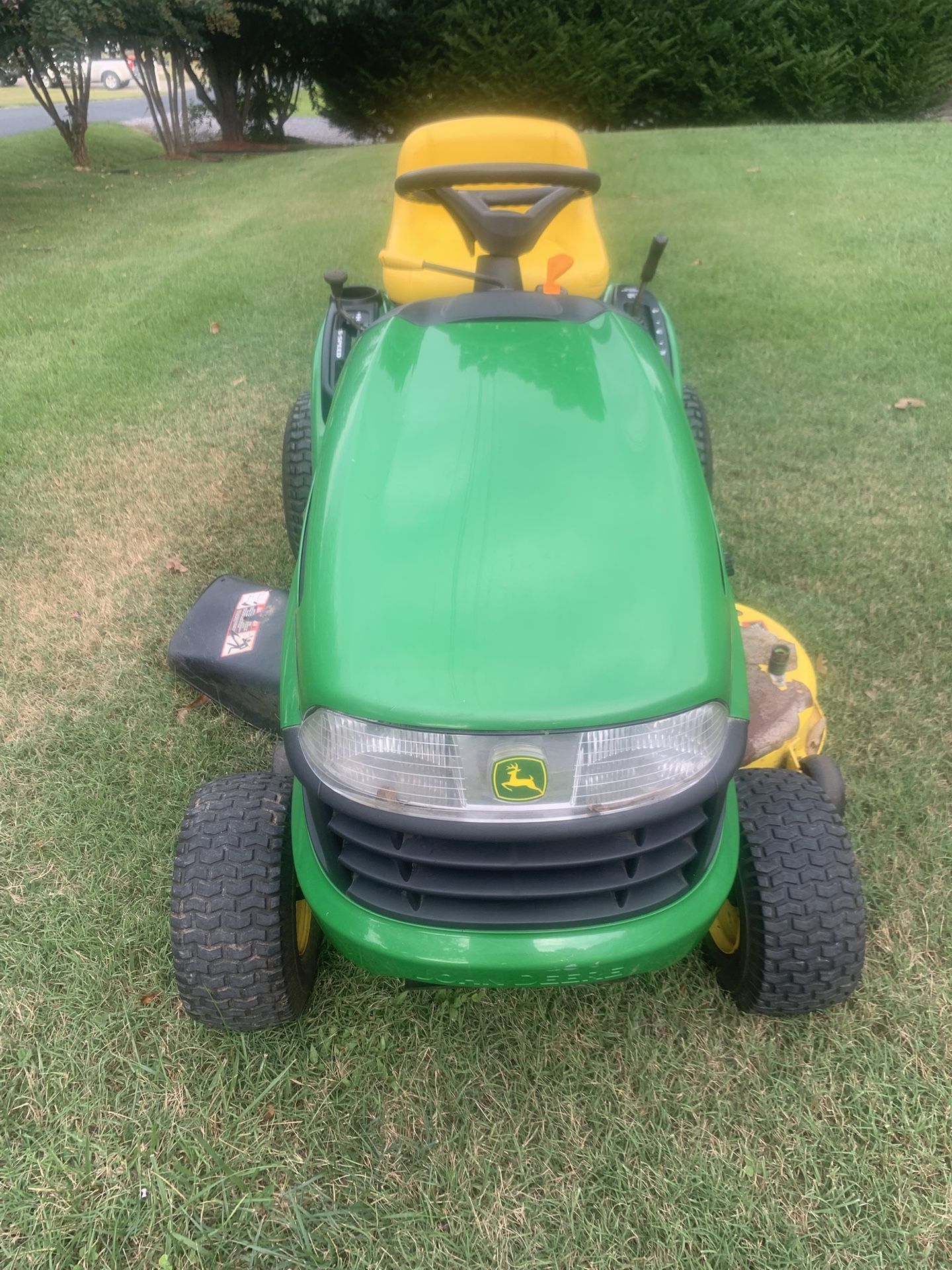 John Deere Lawnmower LA105