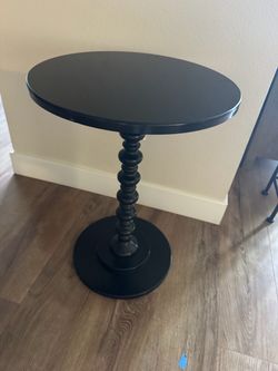 Black Round Pedestal Accent Table Good condition