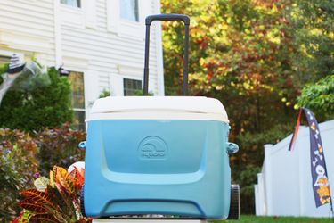 Igloo Cooler With Wheels and Pull Handle