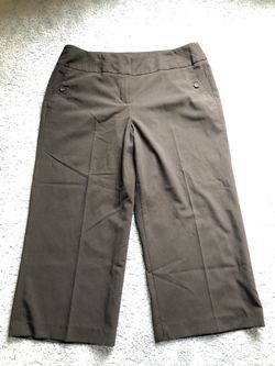 Women’s Larry Levine black dress capris- like new!