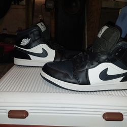 JORDAN 1  MID  BLACK OFF NOIR SIZE 12