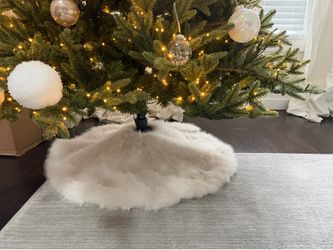 Fuzzy / faux fur 30in tree skirt brand new PRICE FIRM