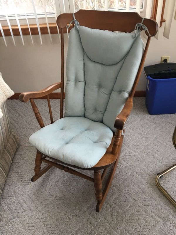 VINTAGE Wood rocking chair