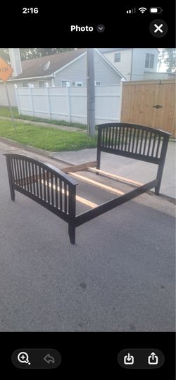ALL WOOD BLACK QUEEN SIZE SPINDLE BED FRAME