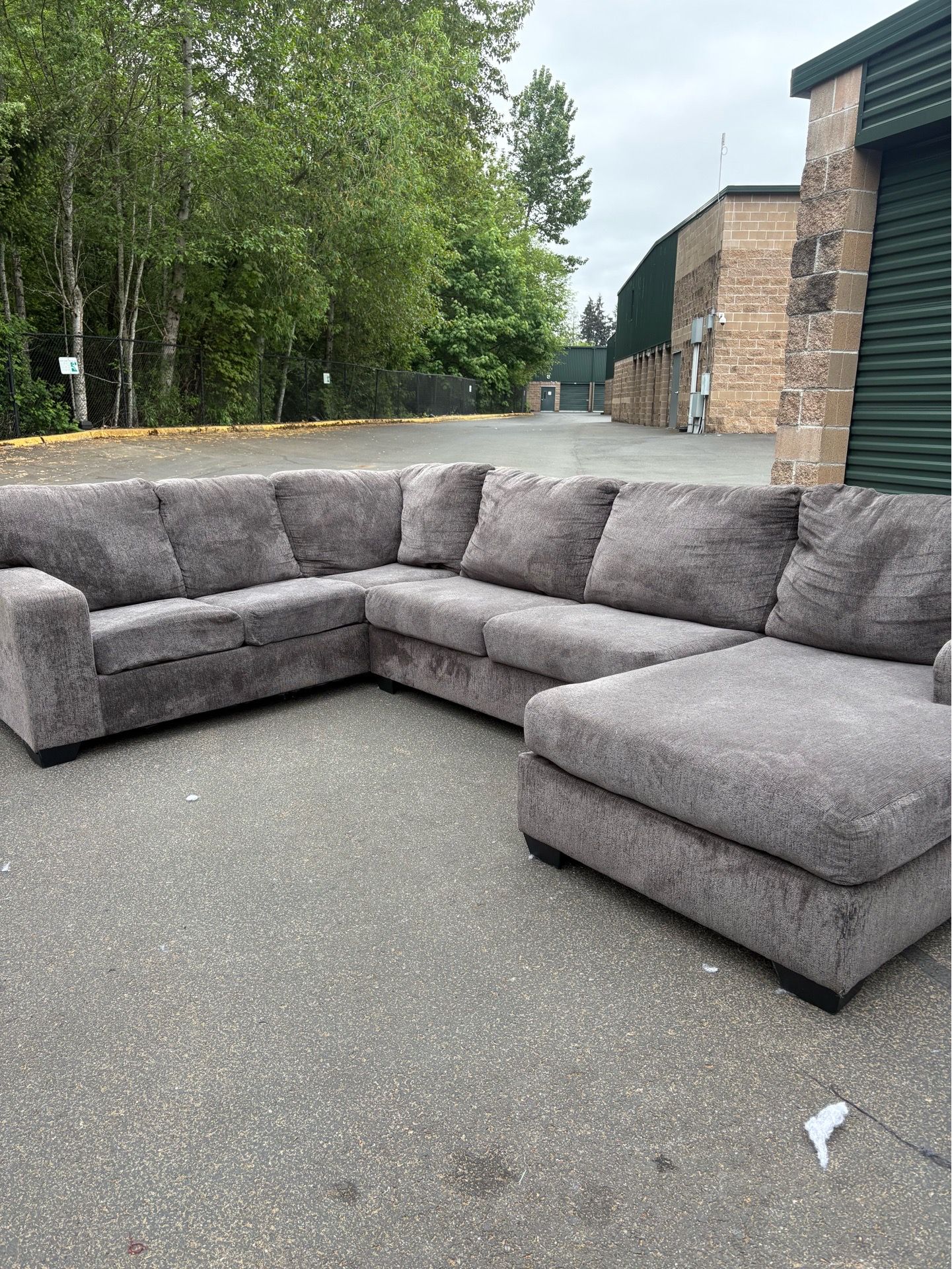 Large Gray Modern Sectional Couch w/ Chaise – Clean & Comfortable