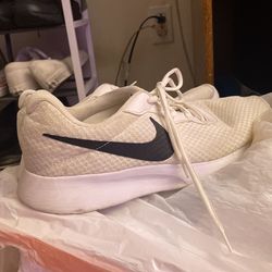 Nike Tanjun Size 12